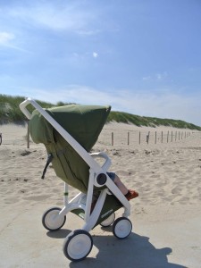 duurzame kinderwagen Greentom Classic olijf met wit op het strand | www.lauraenjames.com
